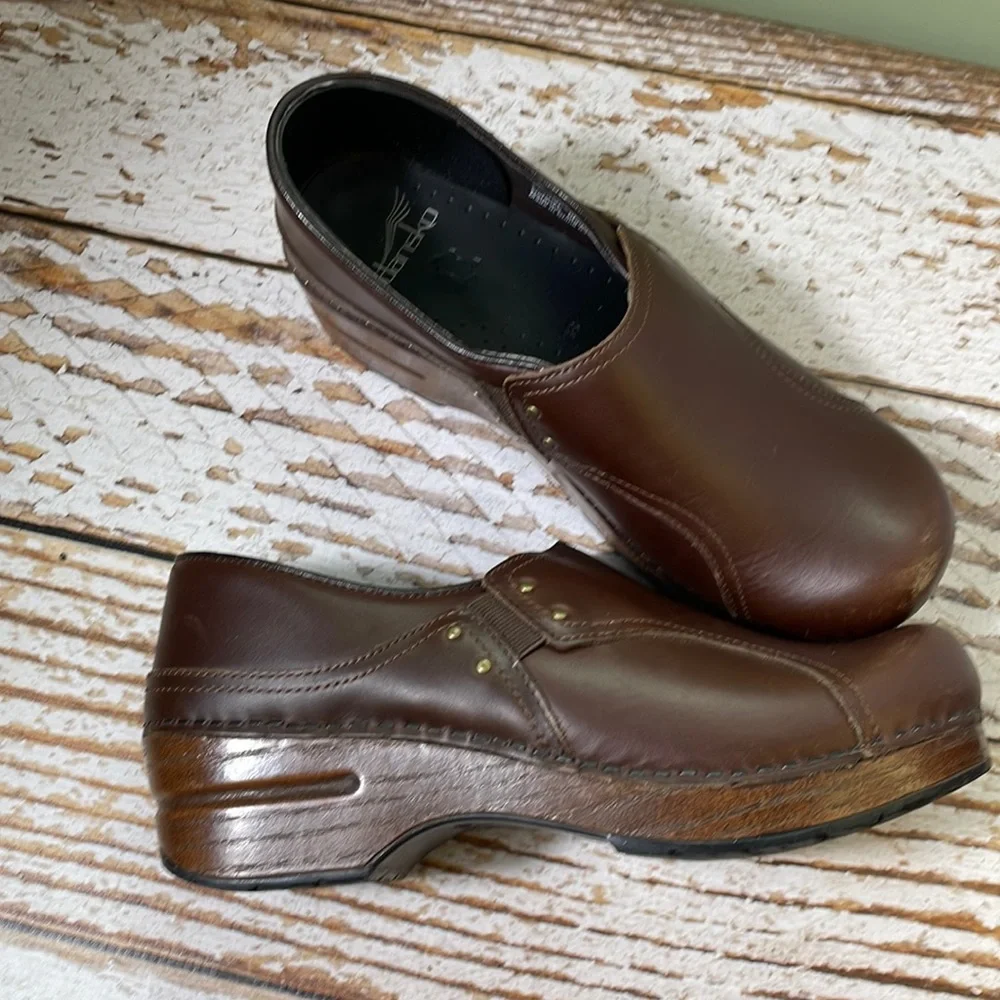 Dansko sz 38 brown clogs us sz 7.5 or 8 shoes leather